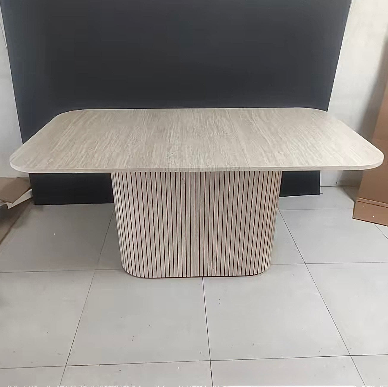 Mesa de comedor Coralia con borde redondeado
