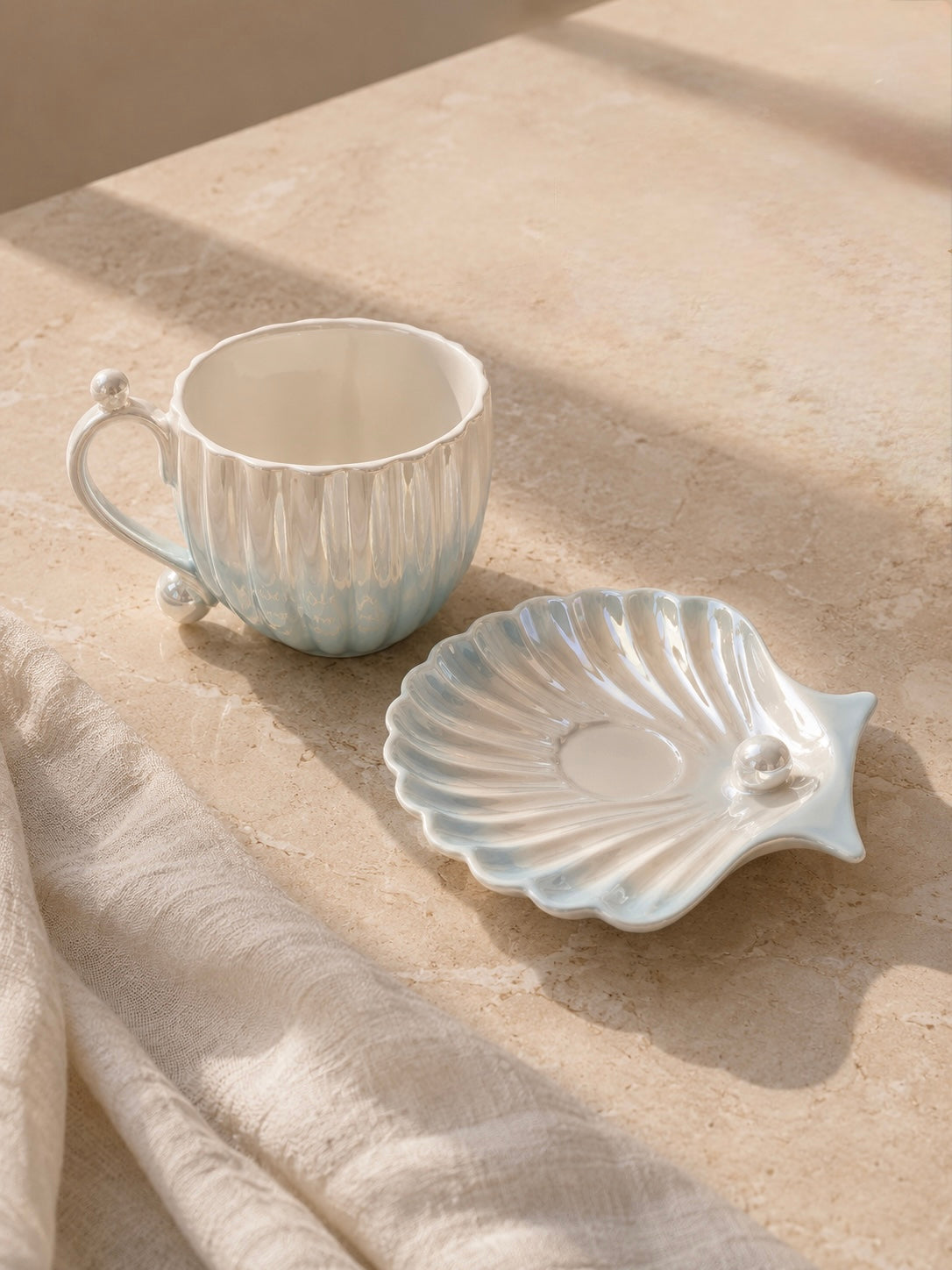 Tasse nacrée Coralia émaillée à la main avec assiette à dessert